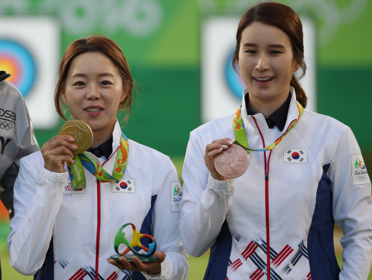한국 여자양궁 건재 과시  한국 여자양궁 대표팀의 장혜진과 기보배가 11일(현지시간) 브라질 리우데자네이루 삼보드로무 경기장에서 열린 2016 리우올림픽 양궁 여자 개인전에서 각각 금메달과 동메달을 따낸 뒤 시상식에서 포즈를 취하고 있다.